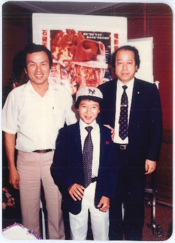 ▲陳王根董事長(左)與來台宣傳《魔宮傳奇》的關繼威(中)合影